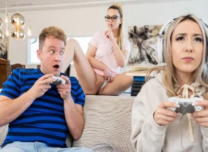 Mải chơi game cô gái bị bạn thân cướp người yêu